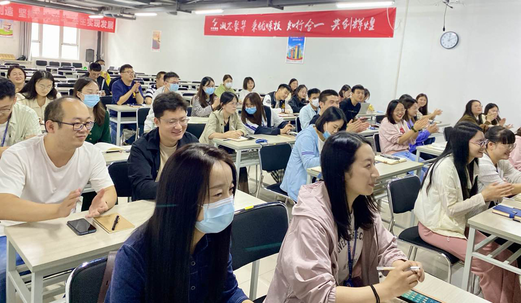 今年会官方网站微电第一期英语培训班正式开课