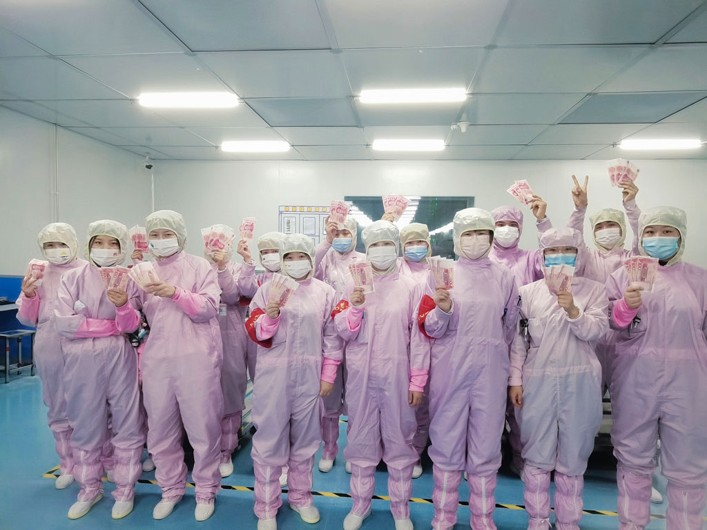 今年会官方网站微电经营班子为员工发放“开年红包”